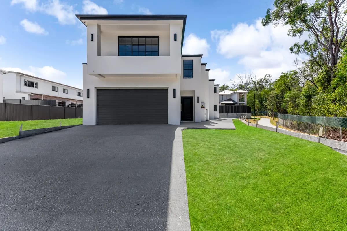 Ormskirk Residence in Calamvale, QLD - gallery image 1