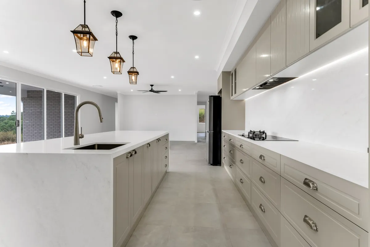 Skye Court Residence in Bahrs Scrub, QLD - gallery image 9