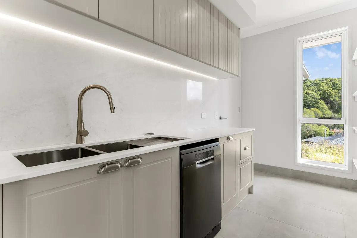 Skye Court Residence in Bahrs Scrub, QLD - gallery image 21